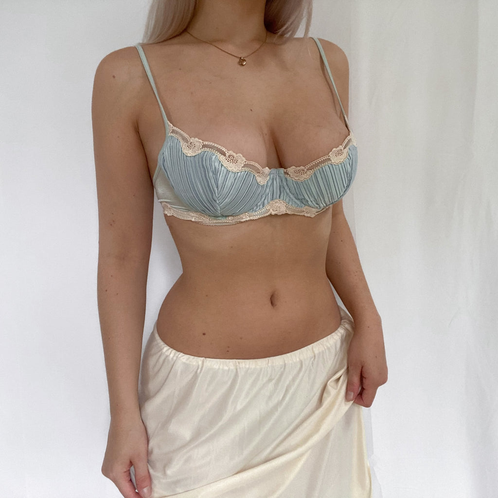 Vintage La Perla embroidered bra, size 36A - alizeegarments