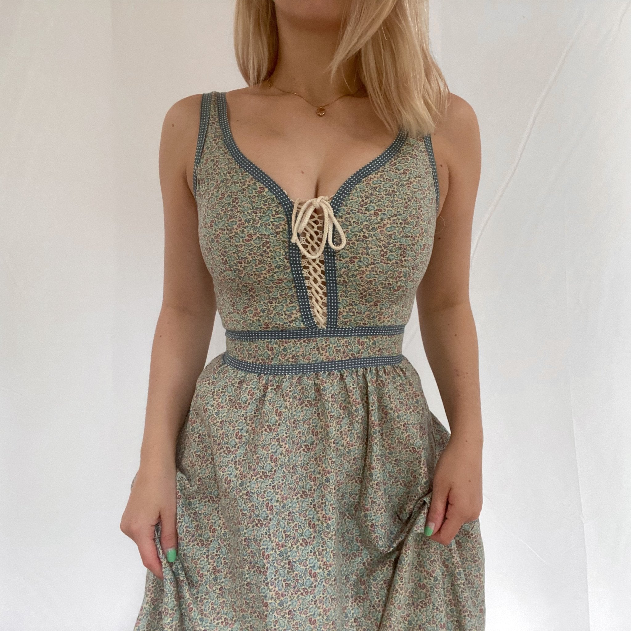 Gunne Sax Praire Dress in Floral Muted Green & Blue | ani vintage Ani Vintage Gunne Sax Praire Dress in Floral Muted Green & Blue | ani vintage Ani Vintage